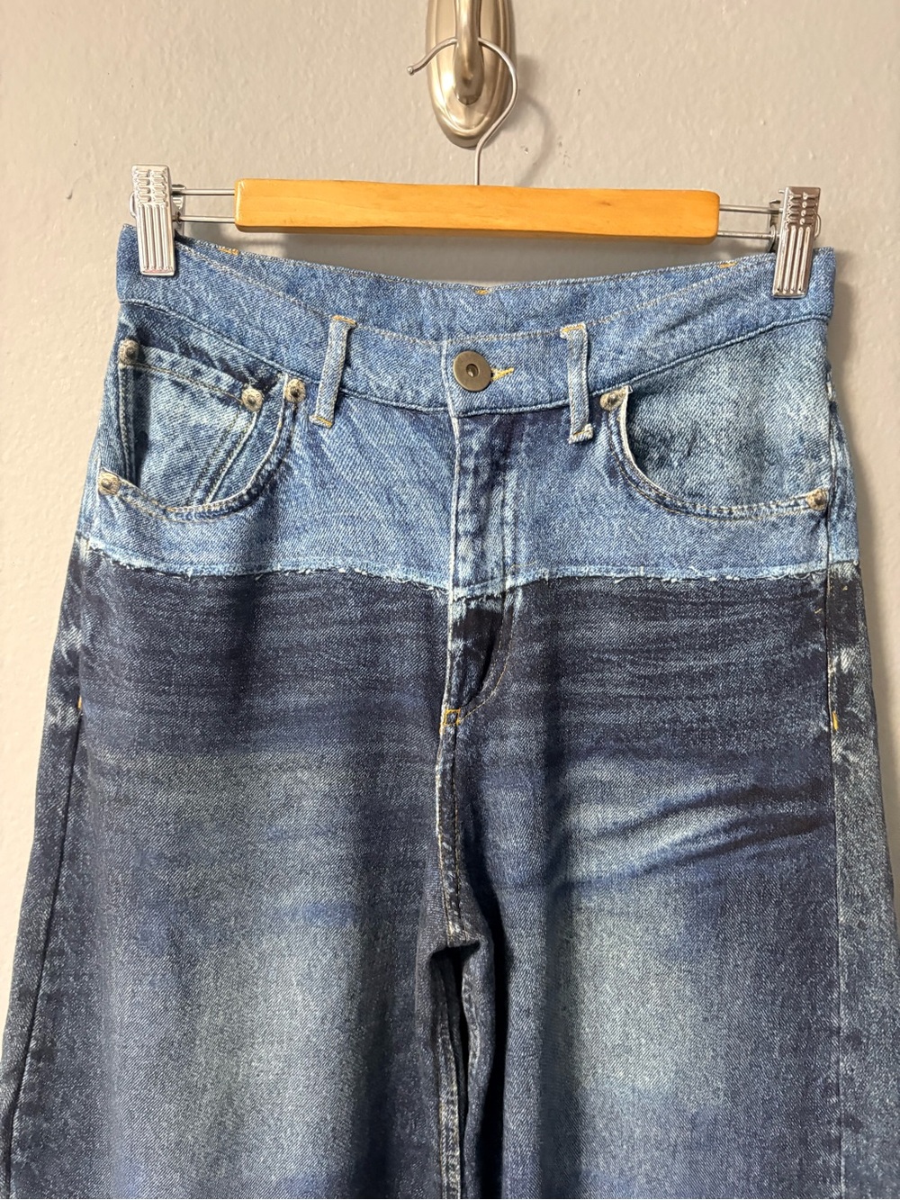 Elan Jade Sweatpant Jean in Denim Two Tone. Size X-Small - Picture 5 of 10